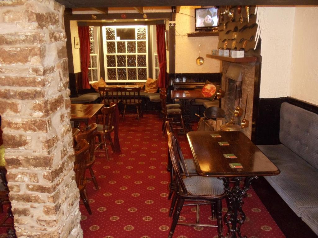The Angel Inn Олстън Екстериор снимка