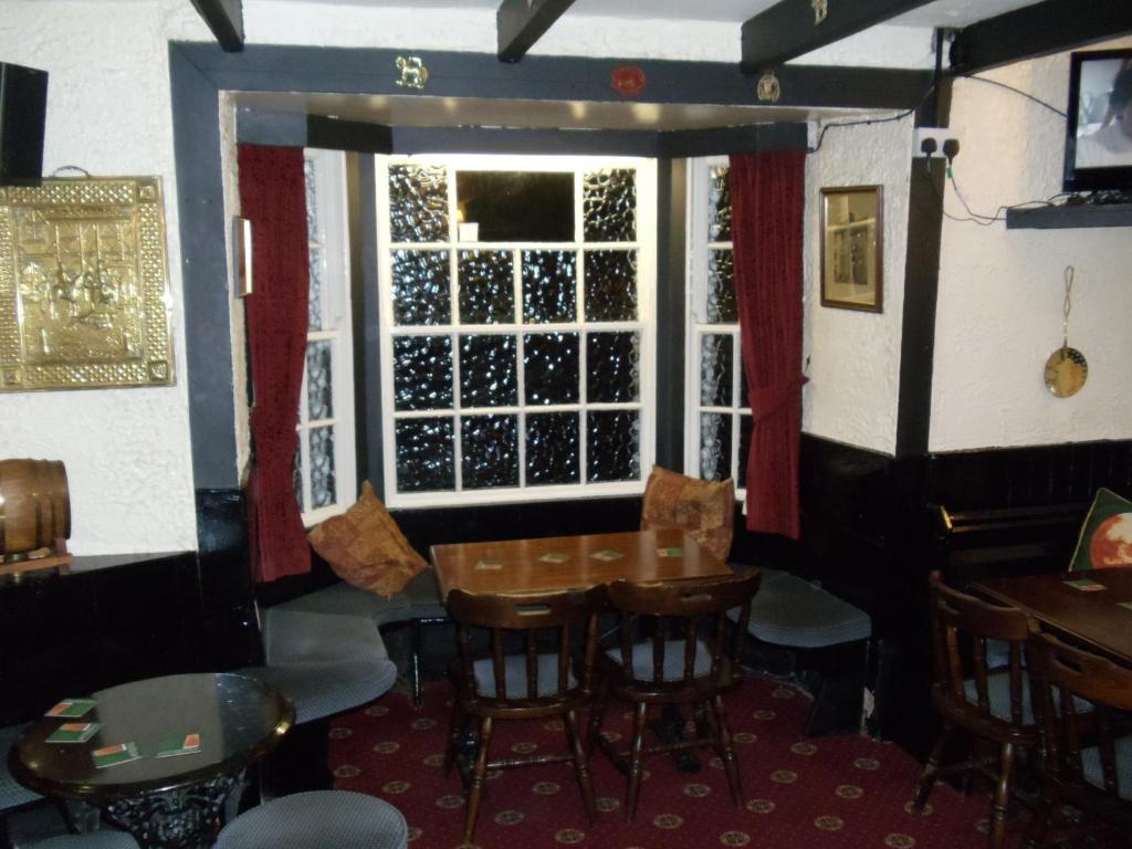 The Angel Inn Олстън Екстериор снимка