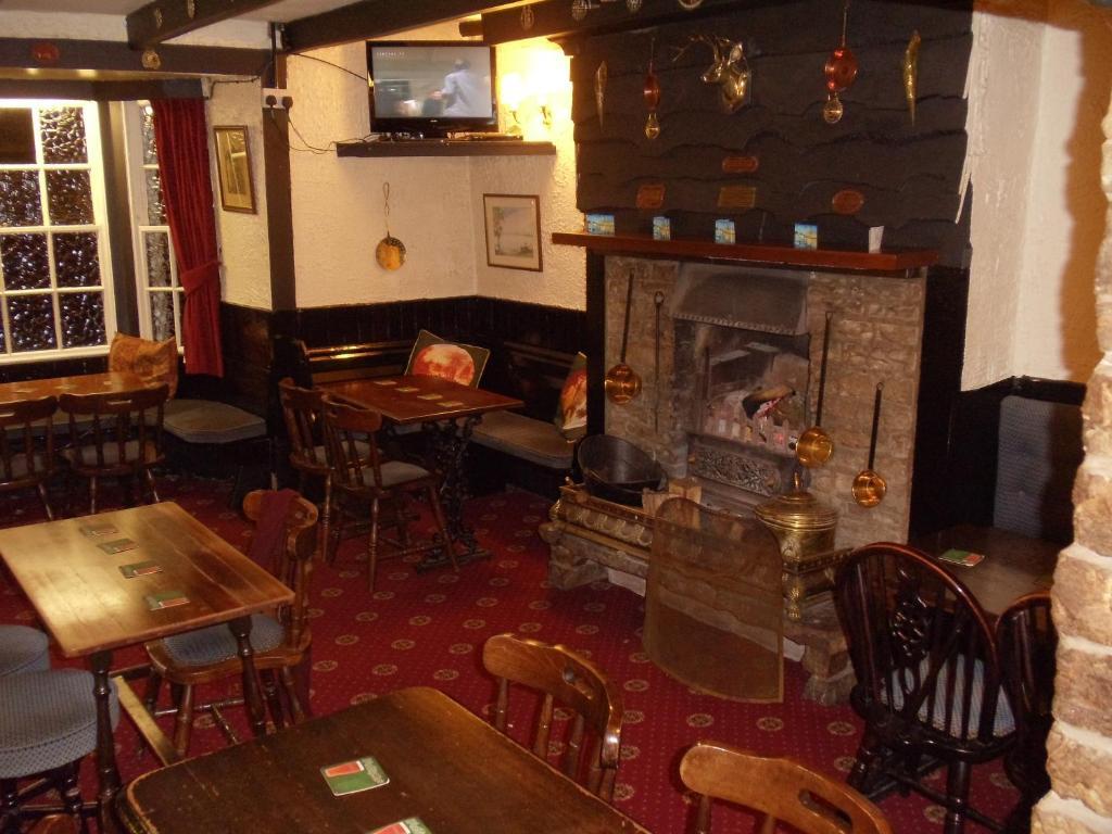 The Angel Inn Олстън Екстериор снимка