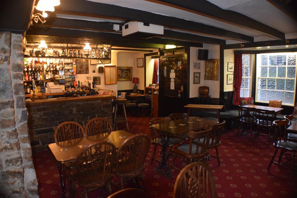 The Angel Inn Олстън Екстериор снимка