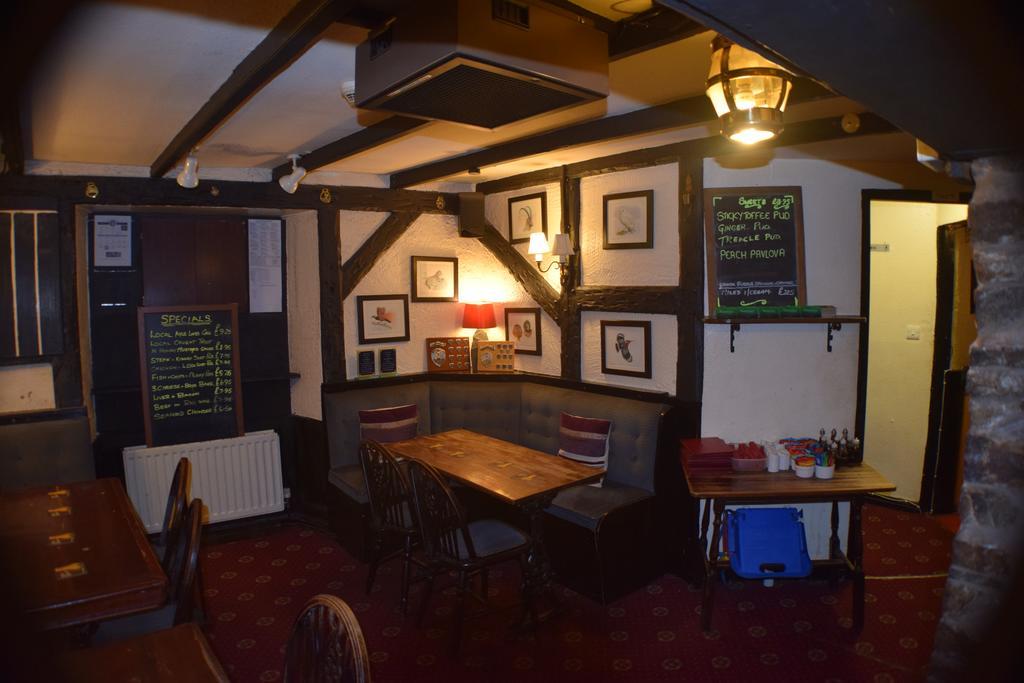 The Angel Inn Олстън Екстериор снимка