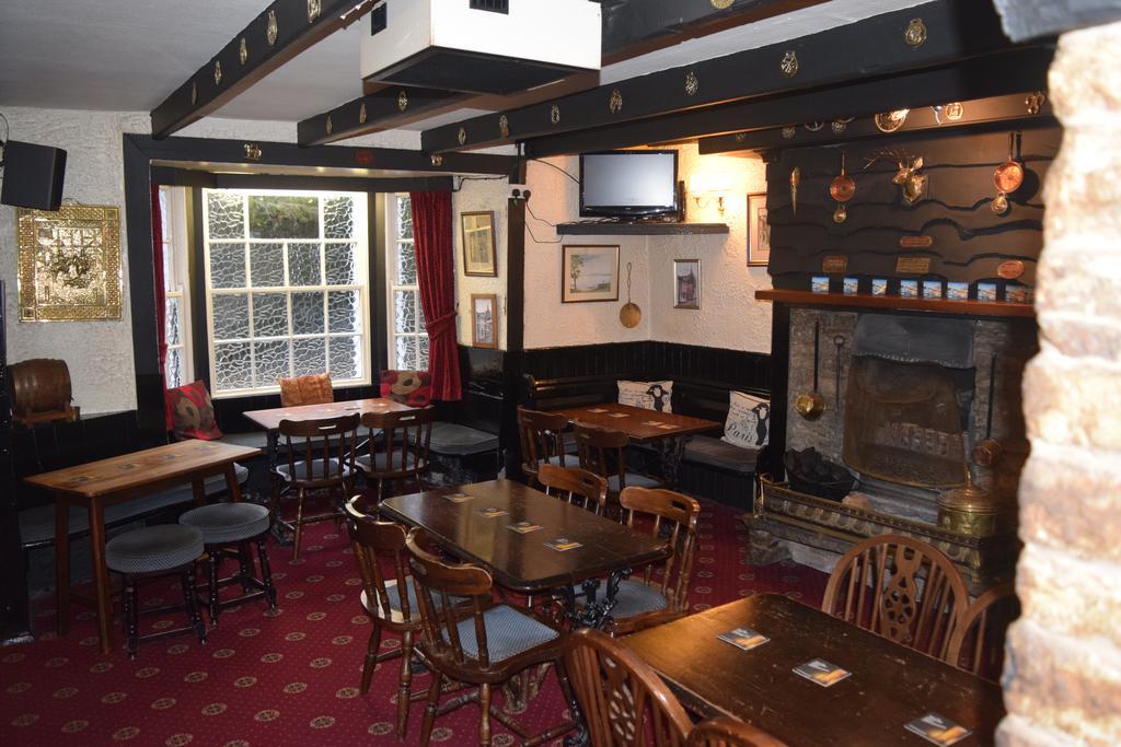 The Angel Inn Олстън Екстериор снимка