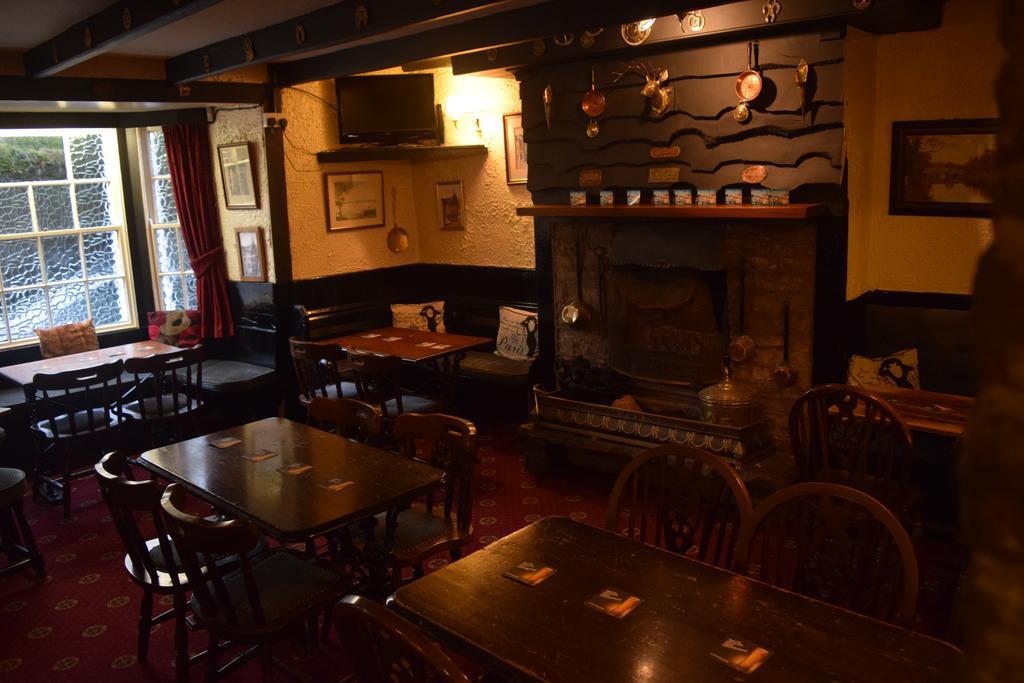 The Angel Inn Олстън Екстериор снимка